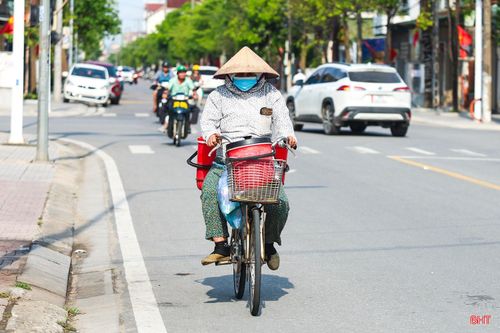 Kỳ nghỉ lễ 30/4 - 1/5, khi nhiều người tạm gác công việc để nghỉ ngơi cùng gia đình thì không ít lao động tự do tại Hà Tĩnh vẫn phải tất bật mưu sinh. Trên các tuyến phố trung tâm Hà Tĩnh, những người bán hàng rong len lỏi tìm khách.