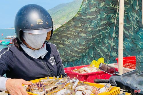 Chị Nguyễn Thị Minh - tiểu thương trên địa bàn xã Thiên Cầm cho biết: "Thời điểm này ghẹ đạt chất lượng tốt nhất, thịt chắc và ngọt nên thị trường rất ưa chuộng. Đặc biệt, đang vào mùa du lịch, nhu cầu tiêu thụ tăng cao nên hàng về đến đâu chúng tôi thu mua hết đến đó".