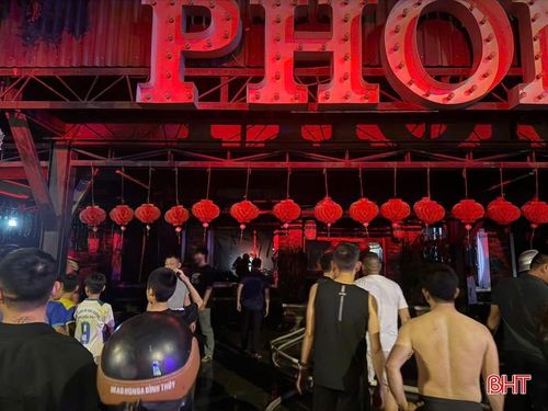 Nhận được tin báo, lực lượng chức năng đã huy động 3 xe chữa cháy, khẩn trương triển khai các phương án dập lửa. Tuy nhiên, do bên trong có nhiều vật liệu dễ cháy như tre, gỗ nên công tác khống chế gặp nhiều khó khăn.