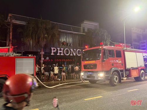 Đến 19h40, đám cháy cơ bản được khống chế.