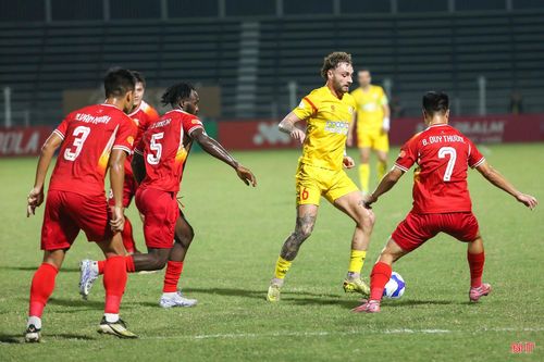 PVF – CAND với lợi thế sân nhà là đội chủ động dâng cao đội hình tấn công.