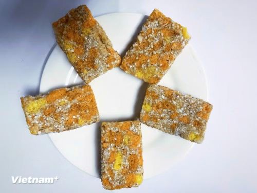 Bánh Cáy làng Nguyễn được làm từ những nguyên liệu đơn giản. (Ảnh: PT/Vietnam+)