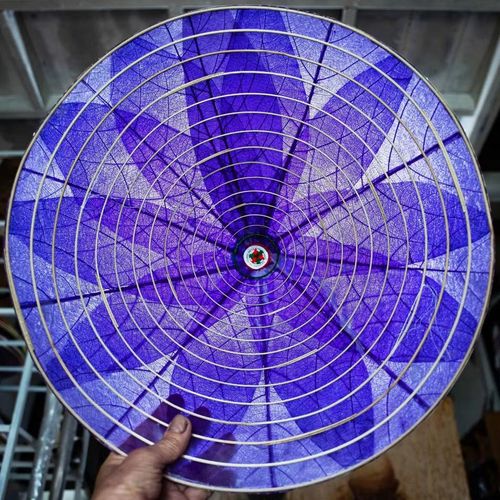 Chiếc nón lá bàng hoàn thiện gây ấn tượng bởi độ trong, nhẹ và vẻ đẹp tự nhiên từ cấu trúc lá. (Ảnh: Vân Chi/TTXVN phát)