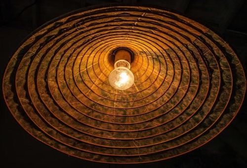 Với đặc tính mỏng, có thể xuyên sáng, những chiếc nón còn được ứng dụng làm đèn trang trí. (Ảnh: Vân Chi/TTXVN phát)