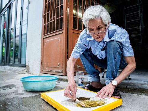 Lá bàng được nấu trong dung dịch do ông Hùng nghiên cứu, ngâm hơn một tháng rồi chải sạch lớp diệp lục, chỉ giữ lại phần xương lá mỏng nhẹ. (Ảnh: Vân Chi/TTXVN phát)
