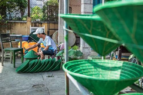 Nón sau khi hoàn thiện được phủ lớp sơn và keo giúp giữ màu, tăng độ bóng và chống thấm nước. (Ảnh: Vân Chi/TTXVN phát)