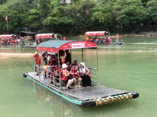 Du khách trải nghiệm ngồi trên các bè, mảng để ngắm Thác Bản Giốc.