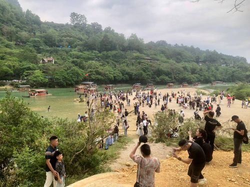 Thời tiết mát mẻ nên du khách tìm đến Bản Giốc tham quan, ngắm cảnh rất đông.