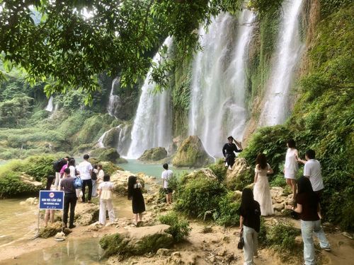 Dòng thác đổ từ trên cao xuống nhìn như một dải lụa mềm trắng xóa.