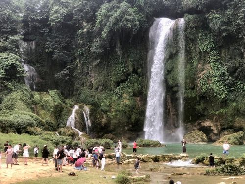 Du khách ngắm cảnh và chụp hình bên thác phụ nằm hoàn toàn trong địa phận Việt Nam.