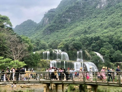 Du khách trong và ngoài nước đổ về Thác Bản Giốc tham quan trong những ngày nghỉ lễ 30/4 - 1/5/2026.