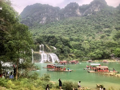 Rất nhiều người chọn cách trải nghiệm bằng cách ngồi trên các bè mảng trôi trên dòng sông Quây Sơn.