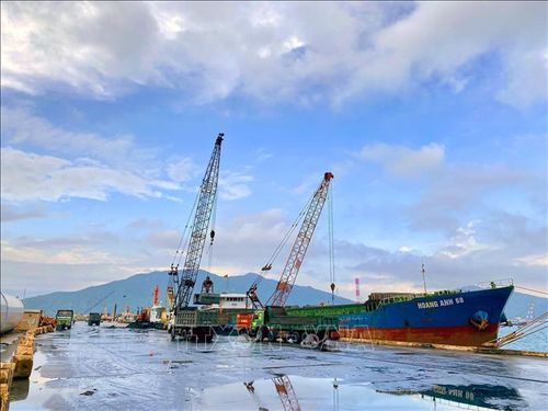 Các phương tiện bốc dỡ hàng hóa tại cảng Vũng Áng. Ảnh minh họa: Hữu Quyết/TTXVN
