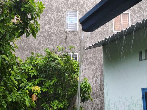 Từ 12 giờ trưa, cơn mưa bất chợt đổ xuống tại phường Bình Dương giúp xoa dịu cái nắng nóng bao ngày qua.