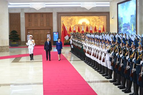 Thủ tướng Lê Minh Hưng và Thủ tướng Nhật Bản Takaichi Sanae duyệt Đội danh dự Quân đội nhân dân Việt Nam.