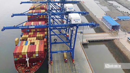 Hoạt động bốc xếp container tại cảng nước sâu Phước An (Đồng Nai), một mắt xích quan trọng trong chuỗi logistics, góp phần kết nối hàng hóa khu vực Đông Nam Bộ với các tuyến vận tải quốc tế.