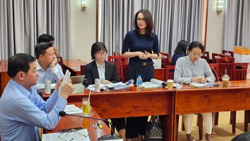 Cư dân chung cư 53 Nguyễn Thị Minh Khai, phường Sài Gòn trình bày nguyện vọng được cấp GCN sau gần 20 năm mua nhà tại dự án. Ảnh: Đỗ Trà Giang