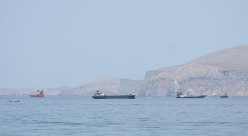 Tàu thuyền trên eo biển Hormuz, Musandam, Oman (Ảnh: Reuters).