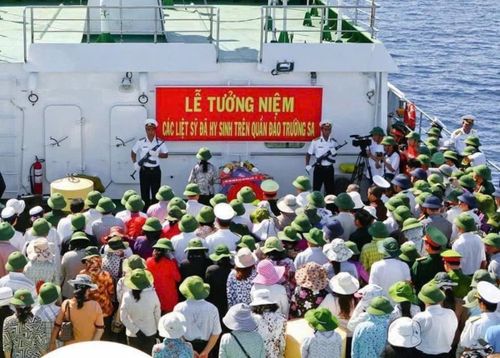 Đoàn công tác tưởng niệm các liệt sĩ hy sinh trên quần đảo Trường Sa.