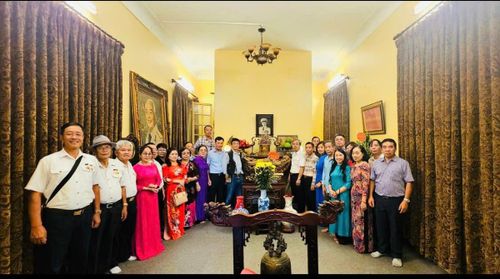 Các thành viên Đoàn công tác dâng hương tưởng nhớ Đại tướng Võ Nguyên Giáp tại nhà số 30 Hoàng Diệu, Hà Nội.