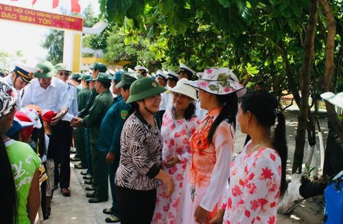 Phó Chủ tịch Hoàng Thị Ái Nhiên, Trưởng đoàn công tác, gặp gỡ quân và dân trên đảo sinh tồn.