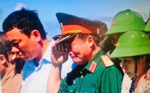 Đoàn công tác tưởng niệm các liệt sĩ hy sinh trên quần đảo Trường Sa.