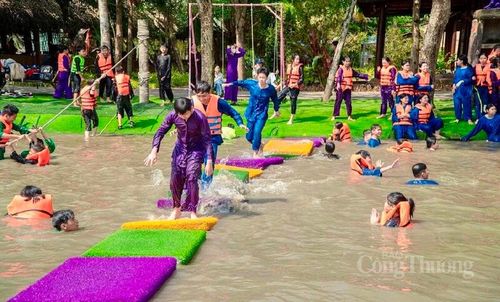 Trong 2 ngày cao điểm dịp lễ 30/4 và 1/5, lượng khách đổ về Cần Thơ tăng mạnh.