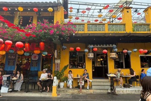 Du đông đúc người đến tham quan, nhưng phố cổ Hội An vẫn mang những nét bình yên, nhẹ nhàng đặc trưng mà không nơi nào có được.