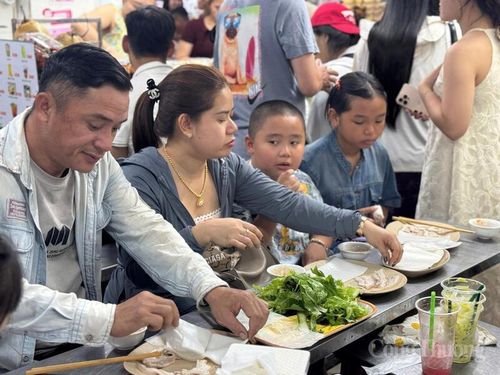 Thưởng thức ẩm thực tại chợ Cồn