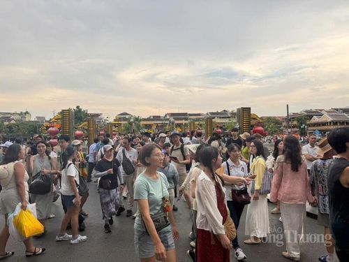 Các điểm tham quan của phố cổ Hội An như chùa Cầu, cầu An Hội, Hội quán Phúc Kiến…. lúc nào cũng đông chật người.