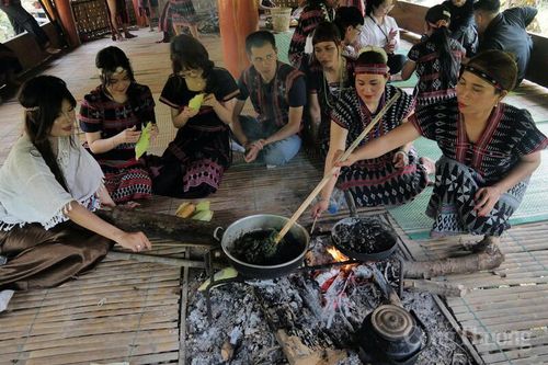 Các du khách trong trang phục Cơ Tu check-in, trải nghiệm các hoạt động sinh hoạt ngày thường của người Cơ tu như gói bánh sừng trâu, lội suối bắt cá,...