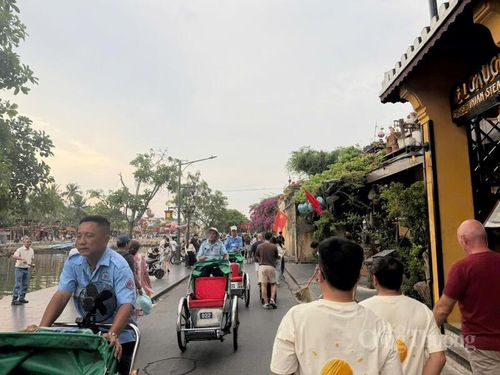 Các tuyến đường của phố cổ cũng đông nghẹt người, nhất là vào buổi chiều tối.