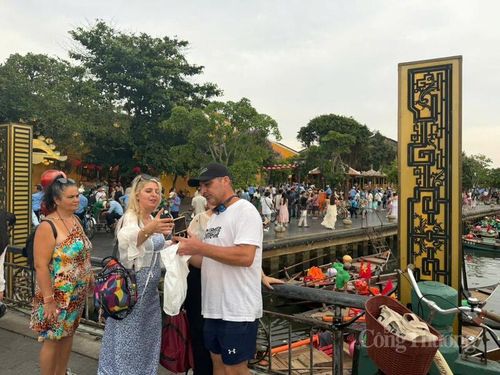 Những ngày này, tại các khu điểm tham quan du lịch, vui chơi, giải trí đều chật kín du khách.