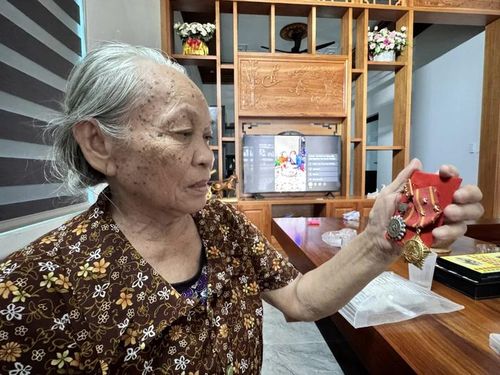 Bà Hoàng Thị Đương, một trong 10 thành viên của Tiểu đội gái dân quân xã Thanh Thủy (nay thuộc phường Ngọc Sơn).