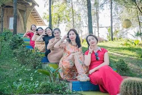 Du khách check-in tại Khu du lịch Eo Gió bãi ngang.