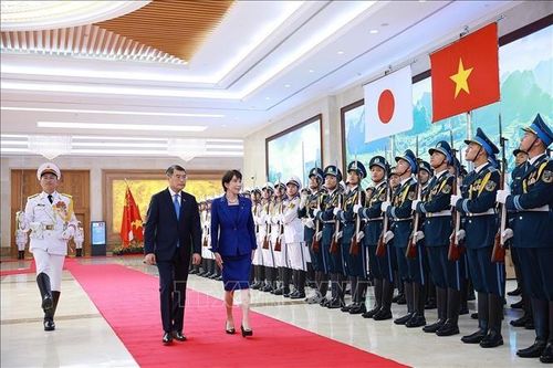 Thủ tướng Lê Minh Hưng và Thủ tướng Nhật Bản Takaichi Sanae duyệt Đội danh dự Quân đội nhân dân Việt Nam. Ảnh: TTXVN