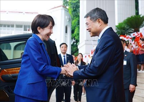 Thủ tướng Lê Minh Hưng đón Thủ tướng Nhật Bản Takaichi Sanae. Ảnh: TTXVN