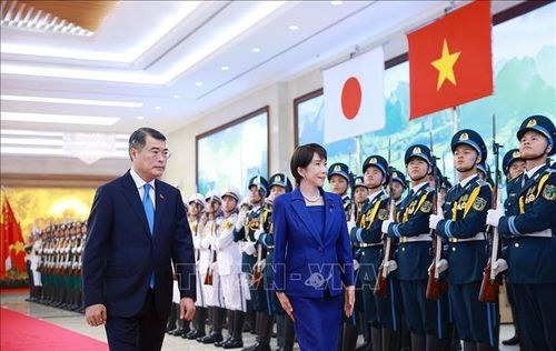Thủ tướng Lê Minh Hưng và Thủ tướng Nhật Bản Takaichi Sanae duyệt Đội danh dự Quân đội nhân dân Việt Nam. Ảnh: TTXVN