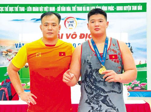  Huấn luyện viên Trịnh Văn Thanh (trái) cùng học trò Nguyễn Văn Bảo (đô vật trẻ giành nhiều Huy chương Vàng quốc gia). 
