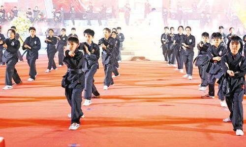 Màn biểu diễn võ sáo tại lễ hội Yên Thế. Ảnh: Thu Thủy.