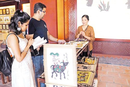 Du khách tham quan Trung tâm Bảo tồn tranh dân gian Đông Hồ (phường Thuận Thành).