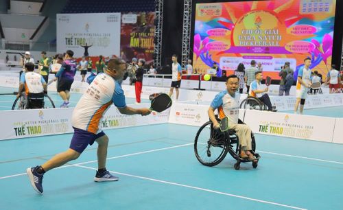 Các vận động viên khuyết tật thi đấu đầy nỗ lực, hăng say tại Giải Para Natuh Pickleball Bắc Ninh 2026.