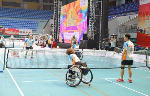 Một trận thi đấu pickleball giữa các cặp vận động viên khuyết tật và không khuyết tật tại giải.
