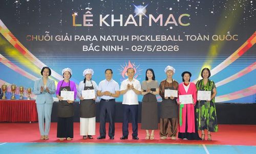 Phó Chủ tịch Thường trực UBND tỉnh Mai Sơn cùng các đại biểu trao giấy chứng nhận cho các đơn vị tham gia chung kết cuộc thi “Việt Thực Para Natuh – Bắc Ninh”.