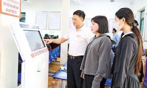  Cán bộ Trung tâm Phục vụ hành chính công xã Xuân Cẩm hướng dẫn công dân thực hiện thủ tục hành chính. 