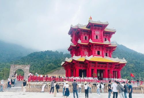Du khách tham quan, chụp ảnh bên Tháp chuông Hoa Nghiêm.