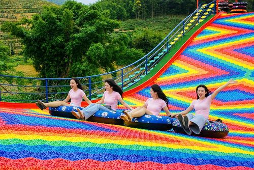 Du khách thích thú vui chơi tại đường trượt cầu vồng, Khu du lịch sinh thái cộng đồng Bản Ven Xanh.