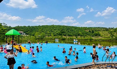 Bể bơi tại Khu du lịch sinh thái Hồ Bầu Tiên là sự lựa chọn của nhiều trẻ em.