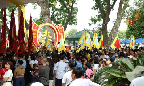 Hàng vạn người dân và du khách về Khu di tích quốc gia đặc biệt Đền Đô dự lễ hội truyền thống Đền Đô.