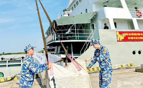 Thiếu tá Vũ Xuân Đăng tham gia làm nhiệm vụ của tàu Trường Sa 01 trong chuyến công tác của Bộ Tư lệnh Vùng 2 Hải quân đi thăm, chúc Tết cán bộ, chiến sĩ nhà giàn DK1, Đặc khu Côn Đảo nhân dịp Xuân Bính Ngọ 2026.